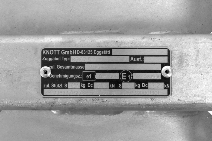 KNOTT KQ14-A+KZE7.5 kulkoppling för 750 kg släpvagn med V-dragstång